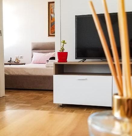 City Center Cute And Comfy Apartment - Ajia Apartments Tirana Exteriör bild