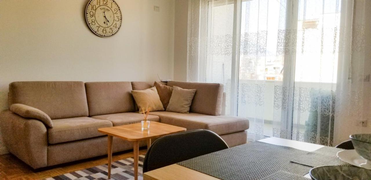 City Center Cute And Comfy Apartment - Ajia Apartments Tirana Exteriör bild