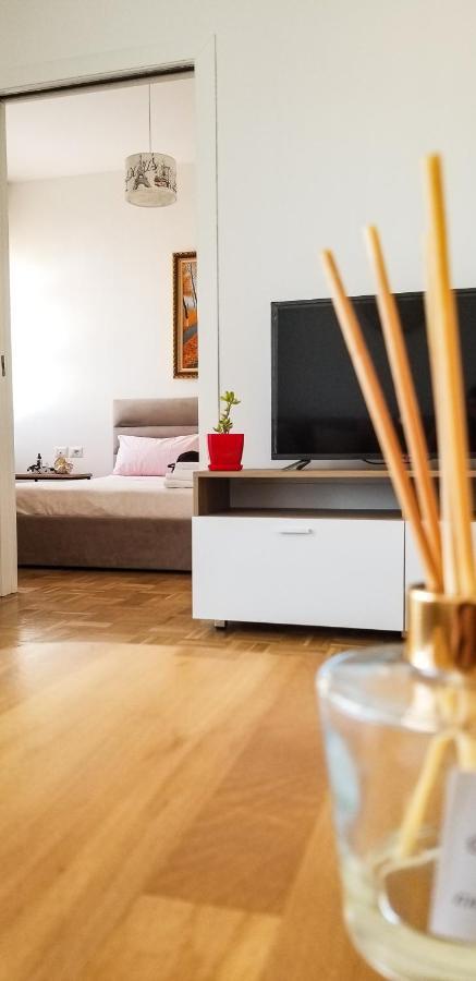 City Center Cute And Comfy Apartment - Ajia Apartments Tirana Exteriör bild