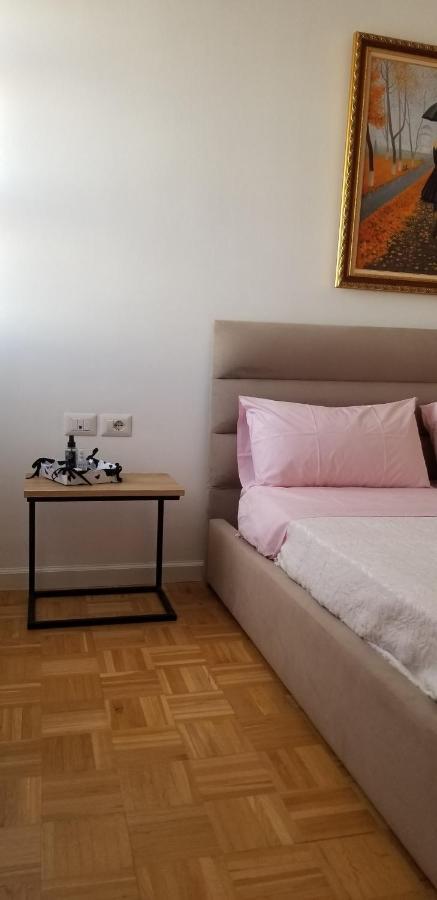 City Center Cute And Comfy Apartment - Ajia Apartments Tirana Exteriör bild