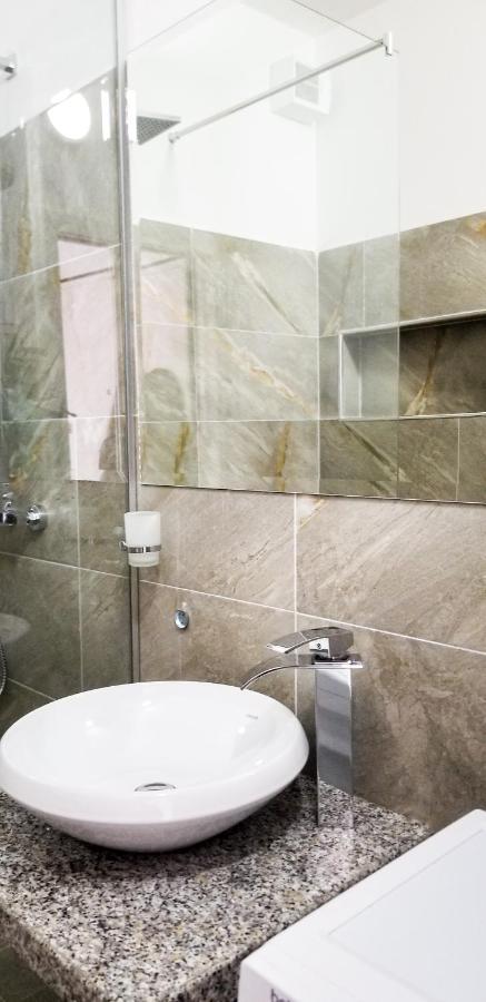City Center Cute And Comfy Apartment - Ajia Apartments Tirana Exteriör bild