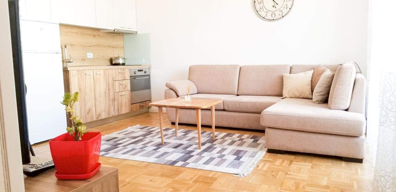 City Center Cute And Comfy Apartment - Ajia Apartments Tirana Exteriör bild